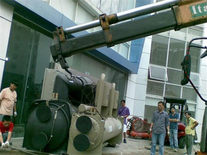 崇信县随车吊和汽车吊的核心区别是什么？哪种更省钱？