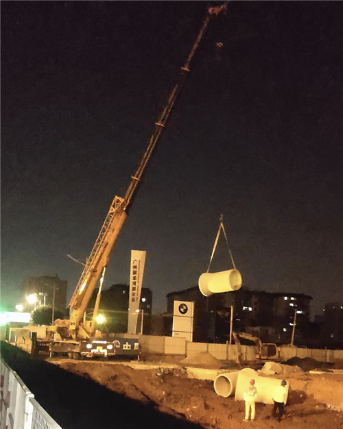 崇信县“弯臂矫正”—— 吊车的 “形变补偿” 技术