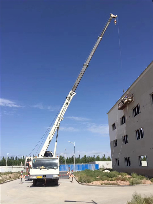 崇信县“轻装强干”—— 吊车的 “轻量化臂架” 技术